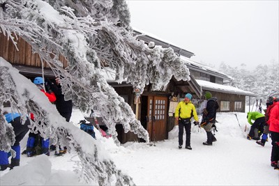 下山開始。下りなのでアイゼン使...