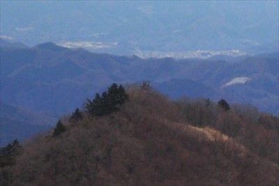 先ほどいた高取山の展望台。...