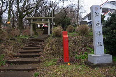 正面が加茂神社。ここを左に曲が...