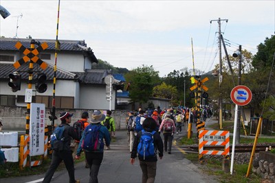 線路を渡る。...