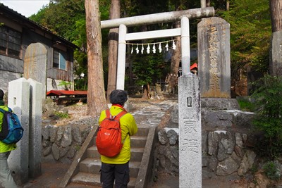 神社。Aコースにも登山道に入る...