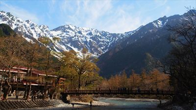 河童橋越しの穂高連峰。これもよ...