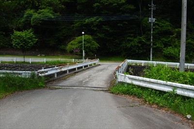 この橋を渡って右に進んで・・・...