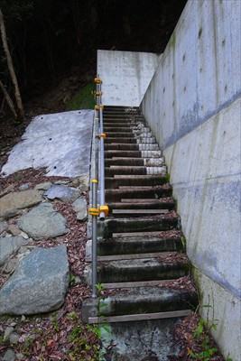 ダムの脇に登山道が作られている...