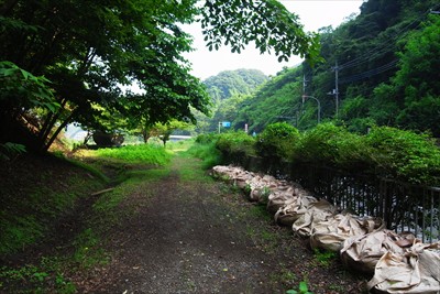 左側ある辺室山の登山口をパスし...