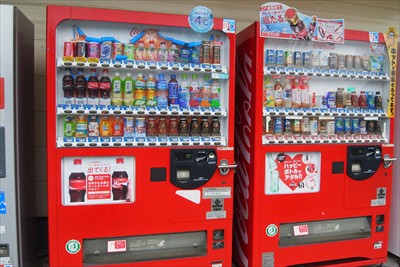 商店の前にある自動販売機。...