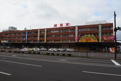 釧路駅の全景。大きい割には中に...