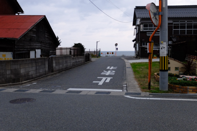 駅の正面を進むと・・・...