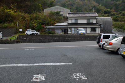 急な斜面の路地を通って突き当り...