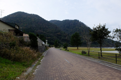 正面の駟馳山の麓まであと少し・...