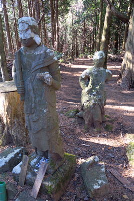 山頂に鎮座する謎の石像・・・。...