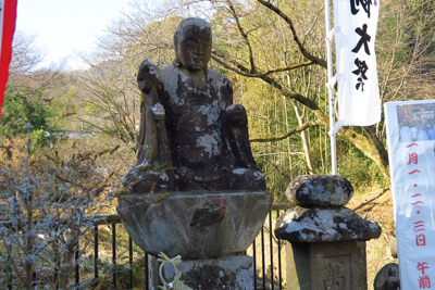 広沢寺の入り口にある石像。...