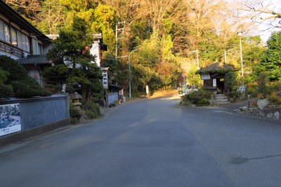 七沢温泉。正面中央の奥に見える...