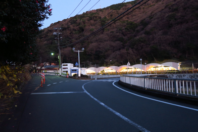 正面に見えるのが箱根湯本駅。...