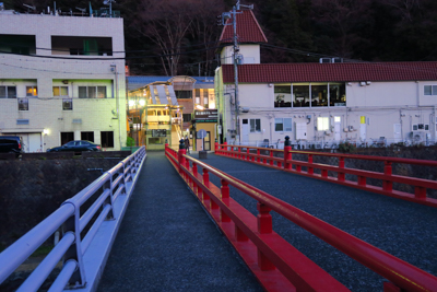 橋を渡った右にある建物の地下に...