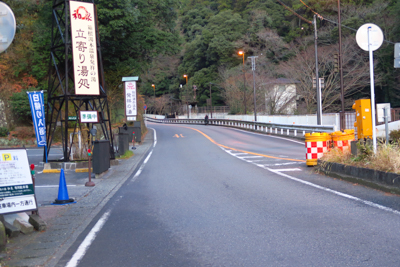 橋を渡ると歩道は無くなります。...