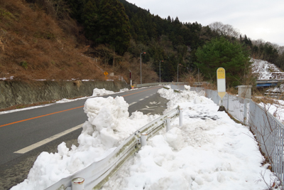 うわっ！　歩道が雪で埋まってい...