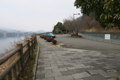 宮ヶ瀬湖畔にある大棚沢広場に車...