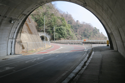 青山トンネルを抜けると、奥に見...