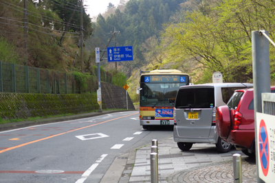 土山峠到着、とほぼ同時にバスも...