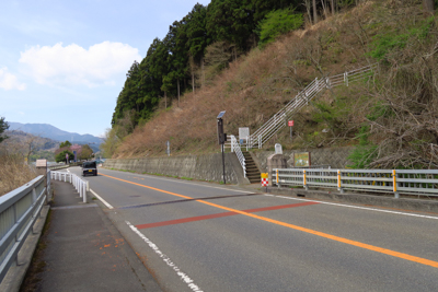 仏果山への登山口を過ぎると・・...