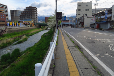 駐車場の前の道を西に進む。スタ...