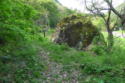 ん？　大きな岩がある。...