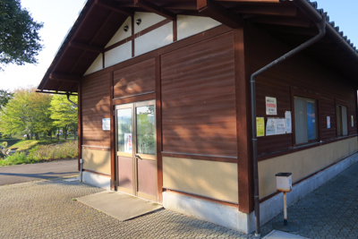 管理棟の横の建物にはカジカがい...