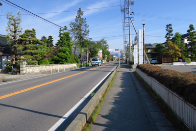 上の丁字路を右折して・・・しば...