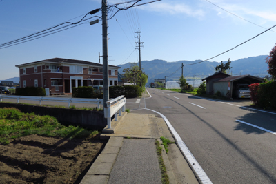 川合神社を過ぎて少し進むと、な...