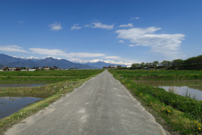 空の右寄りに蛇行しているような...