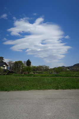 雲が細長く伸びている。地形的に...