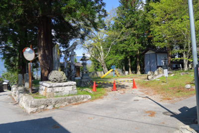 竃神社の脇を通ります。この神社...