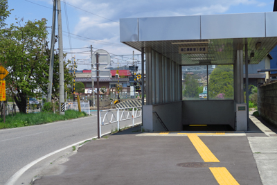 奥に見える踏切を渡るのに地下道...