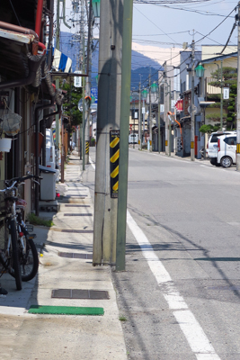 ほっそい歩道を進む。...