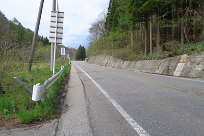 しばらく歩道の無い道を歩く。路...