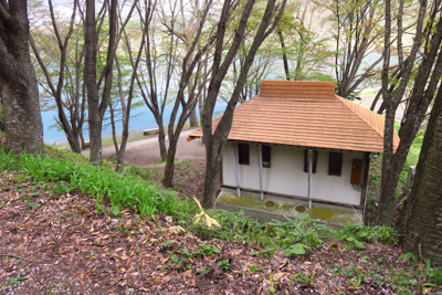 ・・・下の建物がトイレかな？　...