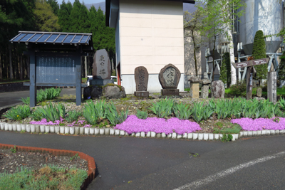 森を抜けて沢渡南原石仏群。...