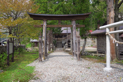 ・・・古そうな神社が見えてくる...