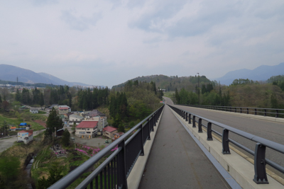 高架橋の上は歩道もしっかりして...