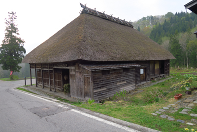 茅葺き屋根の家が・・・...