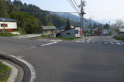 大きい道に出た。ここを直進。...