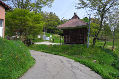 ん？　あっちの建物は・・・...