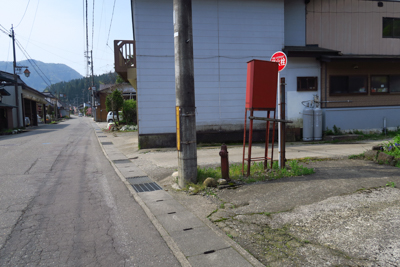 ここを右折。左側少し手前に郵便...