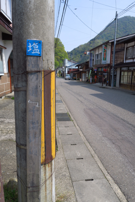 反対側から見た。この電柱は上の...