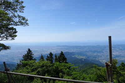 左に江ノ島が見えますね。奥に見...