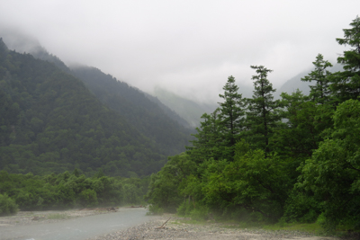 あ〜、雲が岳沢を半分以上隠して...