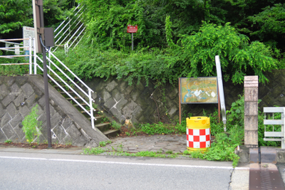 大棚沢広場から数分の所に登山口...