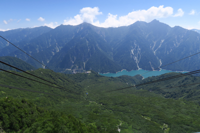 黒部湖の向こうが後立山連峰が見...