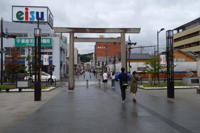 駅の目の前に鳥居がある。奥に見...